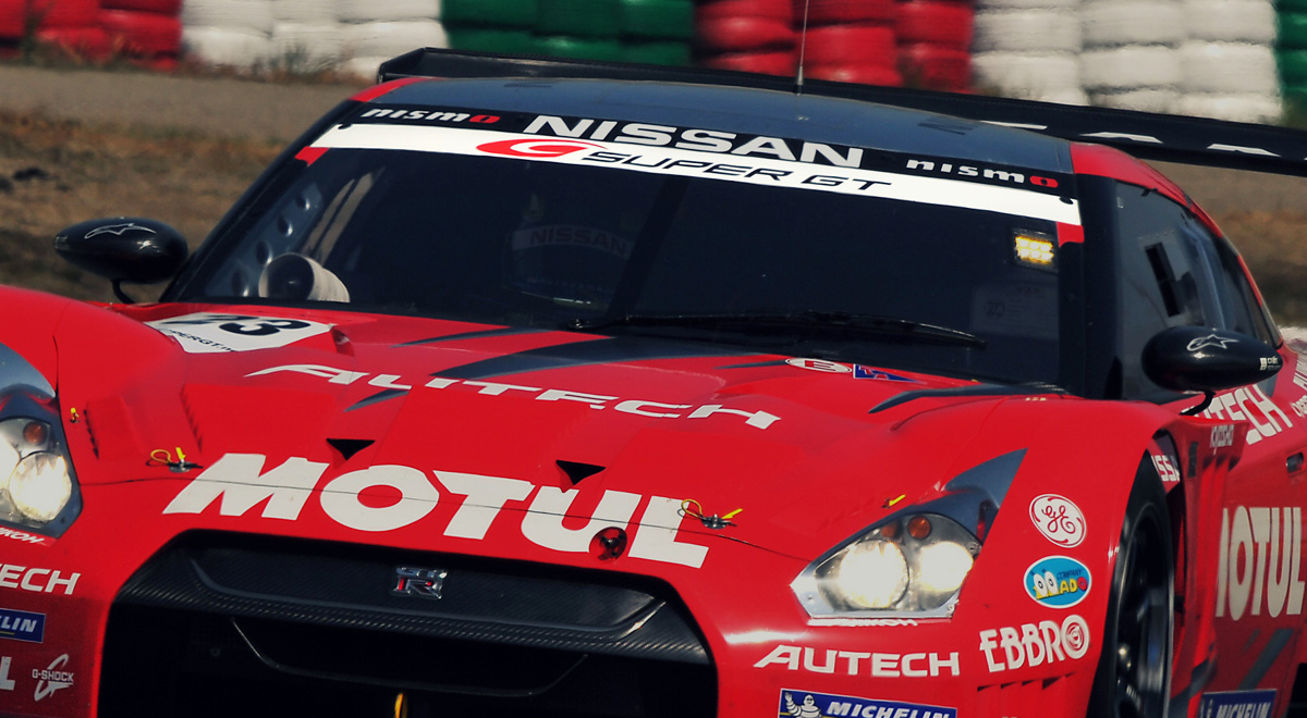 SUPER GTのロゴマークが貼られた日産GT-R