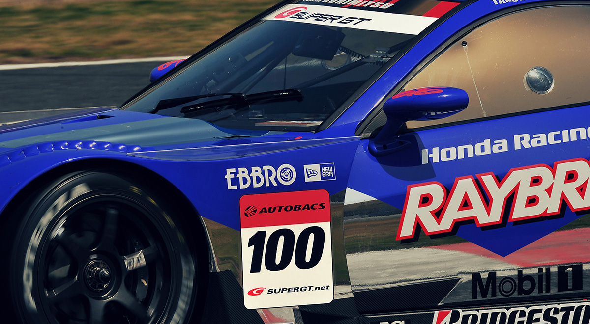 SUPER GTのロゴマークが貼られたホンダHSV-010